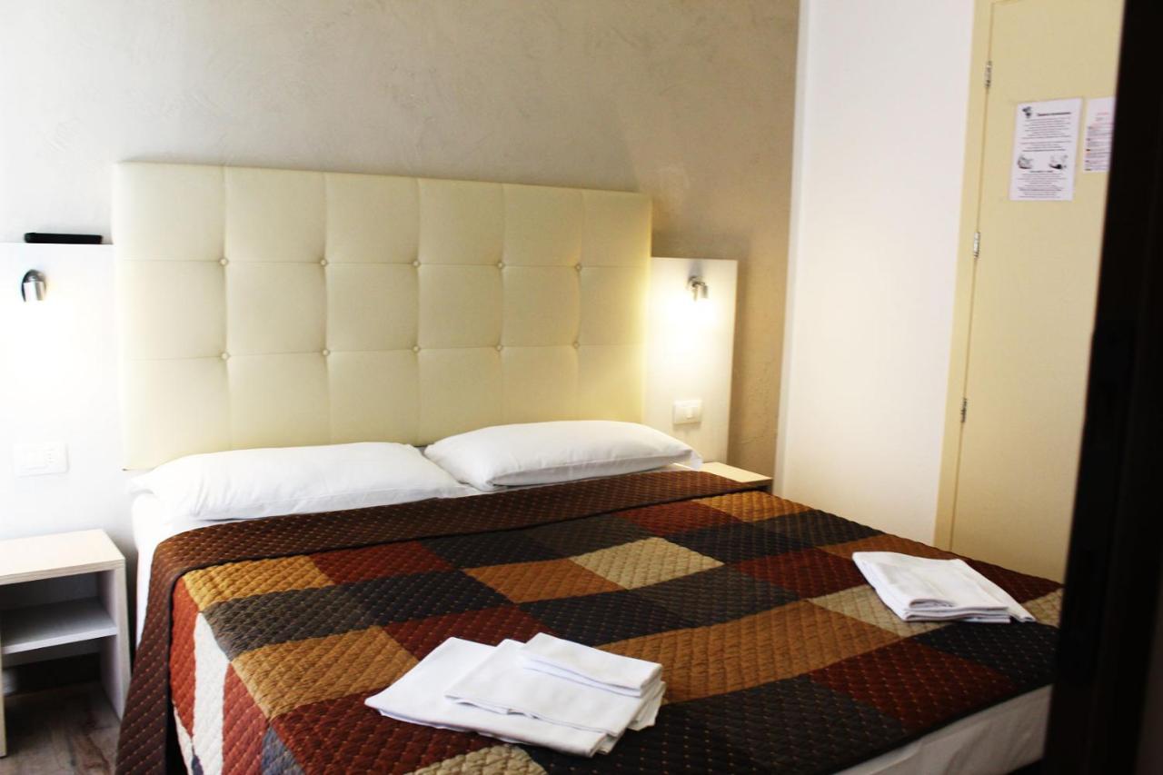 Hotel Luna リミニ エクステリア 写真